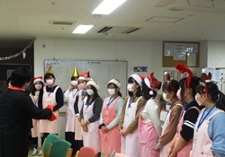 高校生との交流に、うれし涙の患者さんも。千葉健生病院クリスマス会。