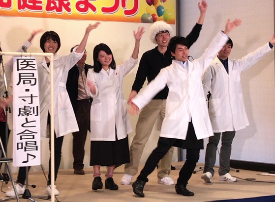 「本日の研修医」二和健康まつり、初期研修医が歌と踊りに奮闘しました！