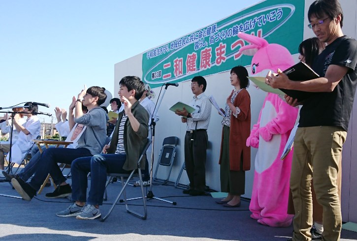 合唱と寸劇で「運動習慣」や「歯磨き・口腔内のケア」の大切さを伝えました。（ふたわ健康まつり）