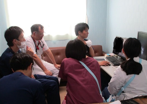 本日の研修医「初期研修医　カンファレンス」～急性期疾患のみに終わらないで、社会的背景にもプロブレムを考える～　の巻