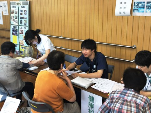 本日の初期研修医「地域に出て初めて分かる、患者さんの実態や医療要求」骨密度測定と健康相談会に参加しました　の巻