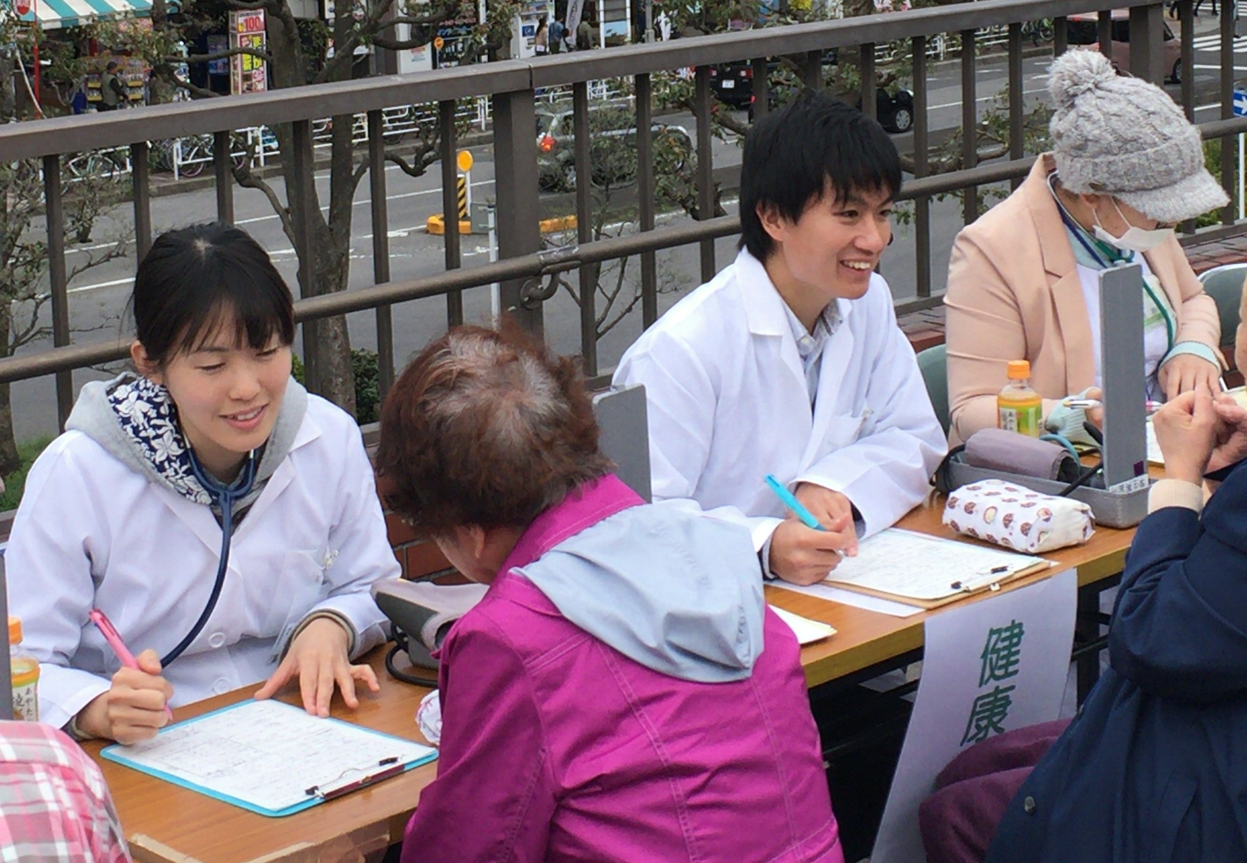 本日の研修医「青空健康チェックで健康相談」