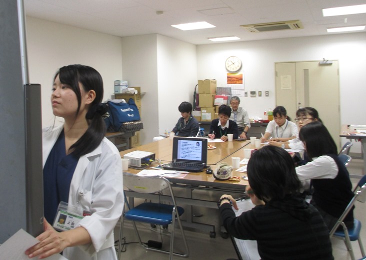 高校生と医学生、医師、相談員が「多職種カンファレンス」チームで問題にあたること、患者さんの願いを第一にすることが重要だと気付きました！