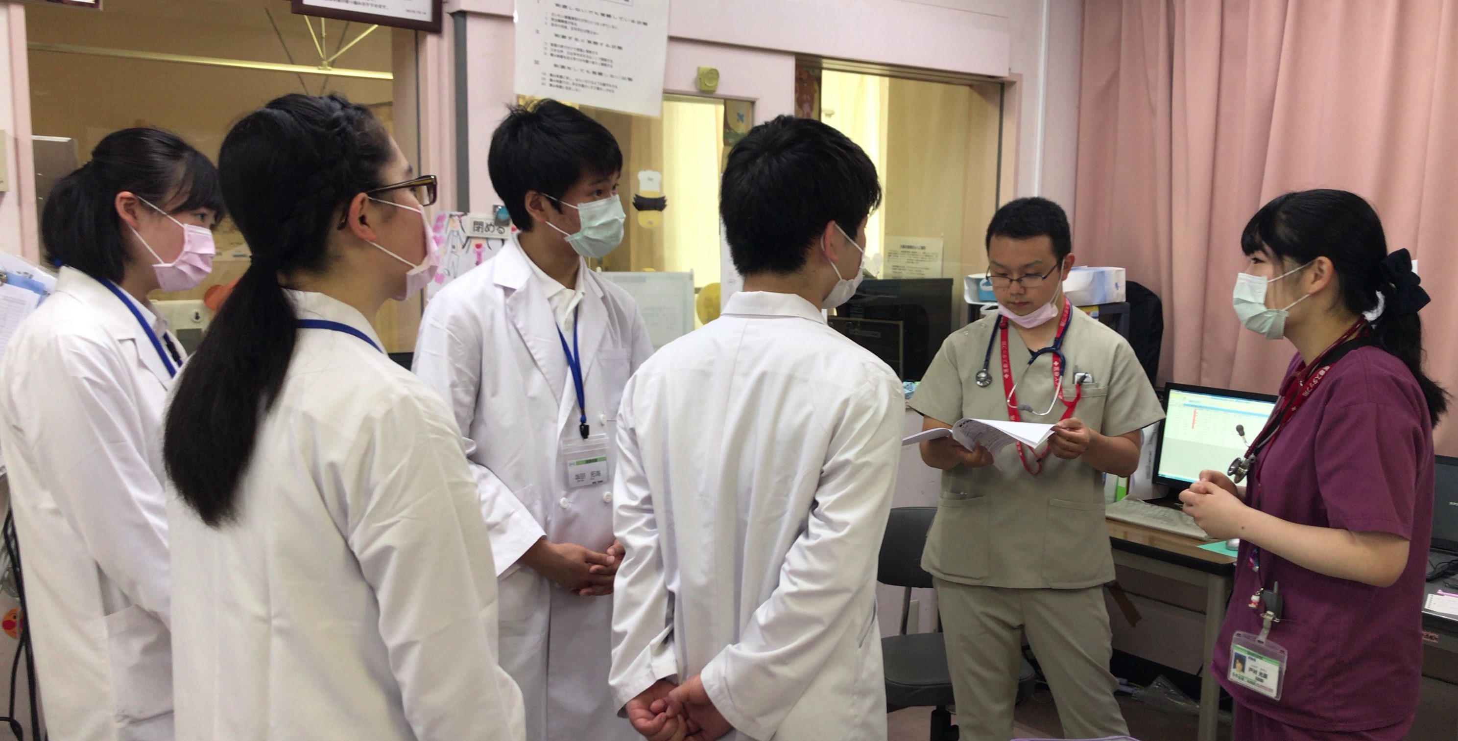 高校生医師体験、小児科コースの様子です